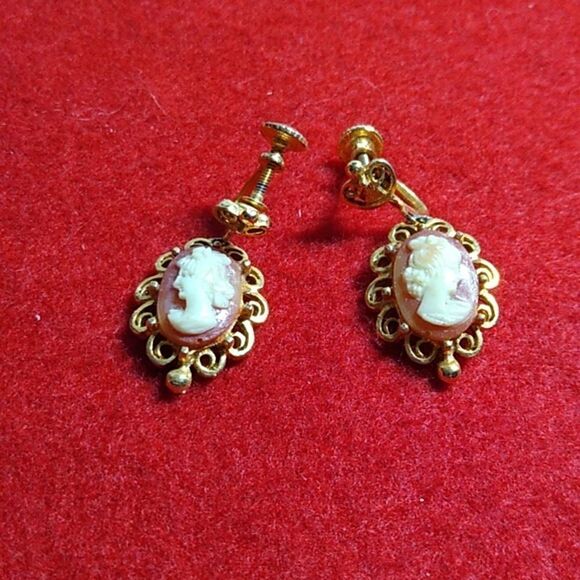 Vintage Cameo Gold Tone Metal Screw Back Dangling Earrings Cottagecore - Picture 1 of 8